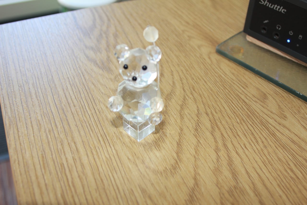 Klein geslepen glazen beertje