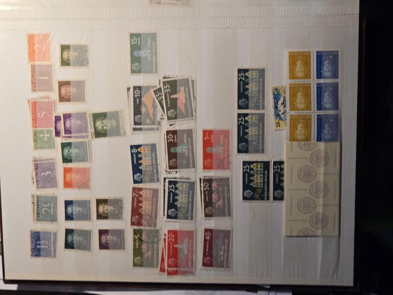 Postzegels 8 Albums uit heel de wereld  Bieden mag, wel graag naar waarde.