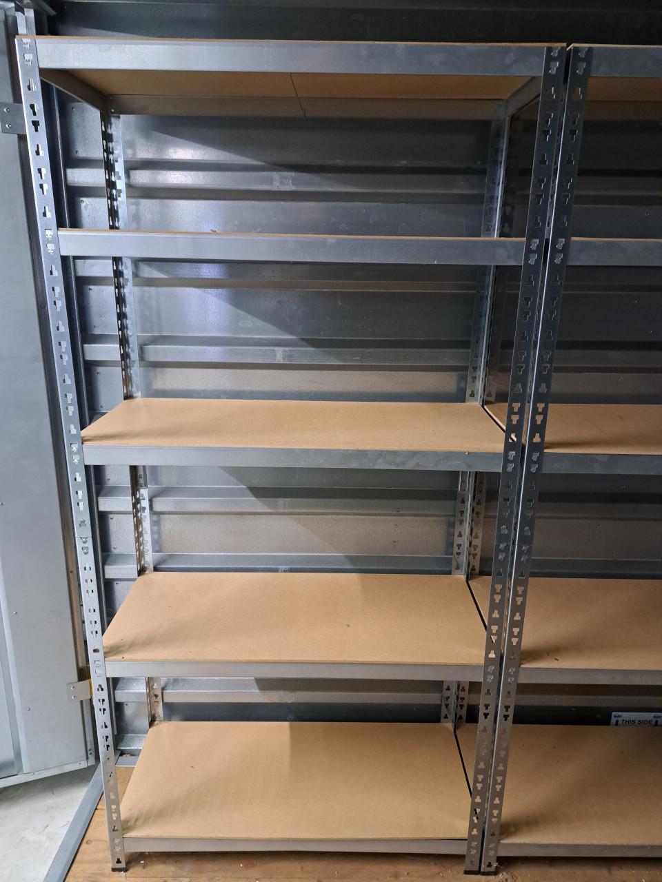 Drie metalen 5-laags stellingen te koop