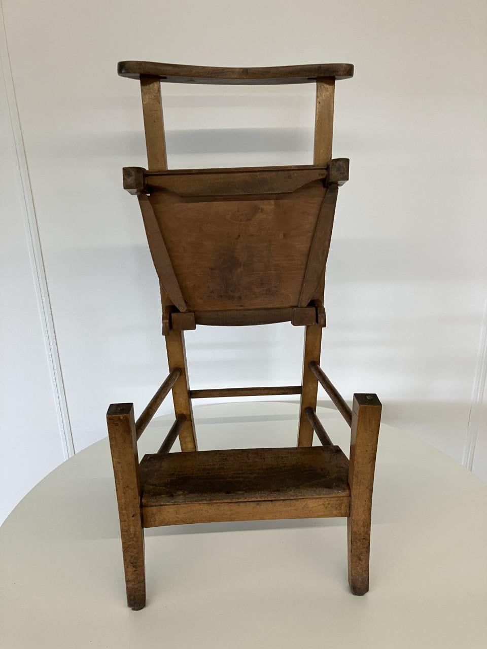 Oude, authentieke houten ladderback‑stoel