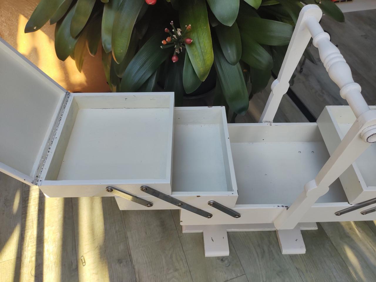 Mooie oude uitklapbare naai-opbergbox of naaikist.