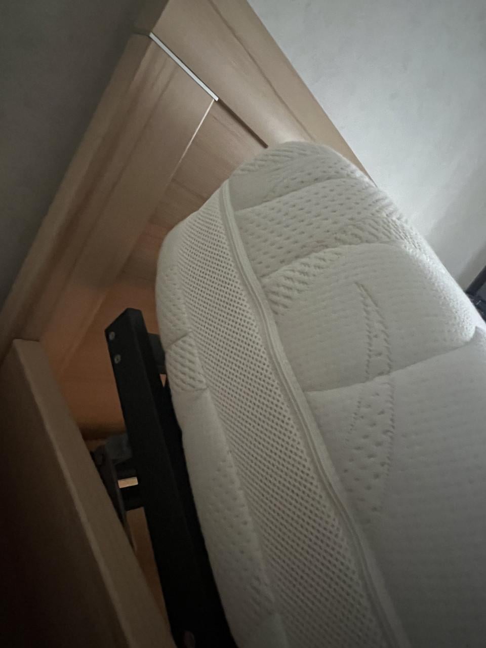 Seniorbed met verstelbare lattenbodem + matras en nachtkast