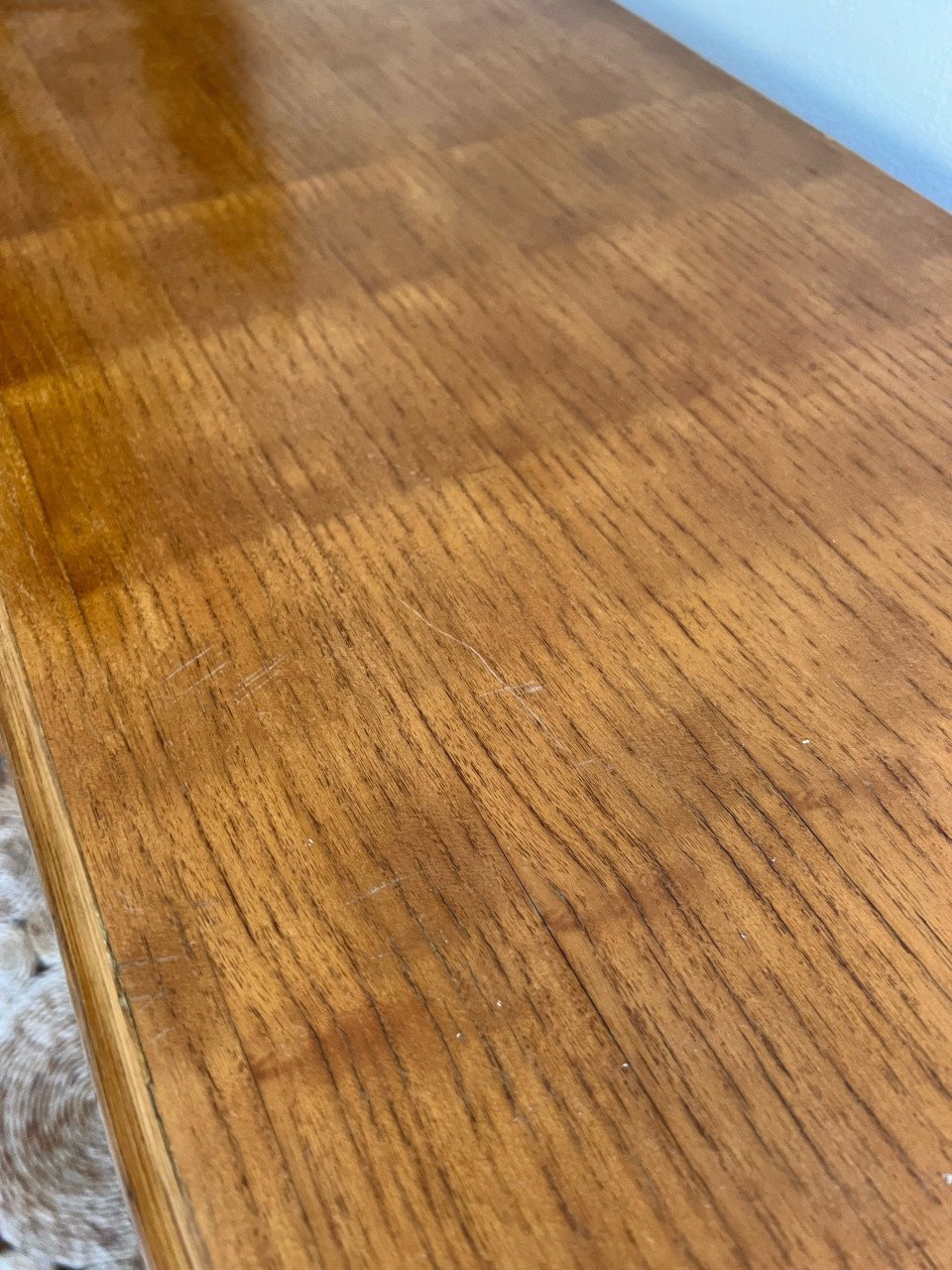 Vintage rotan kastje met glazen deurtjes