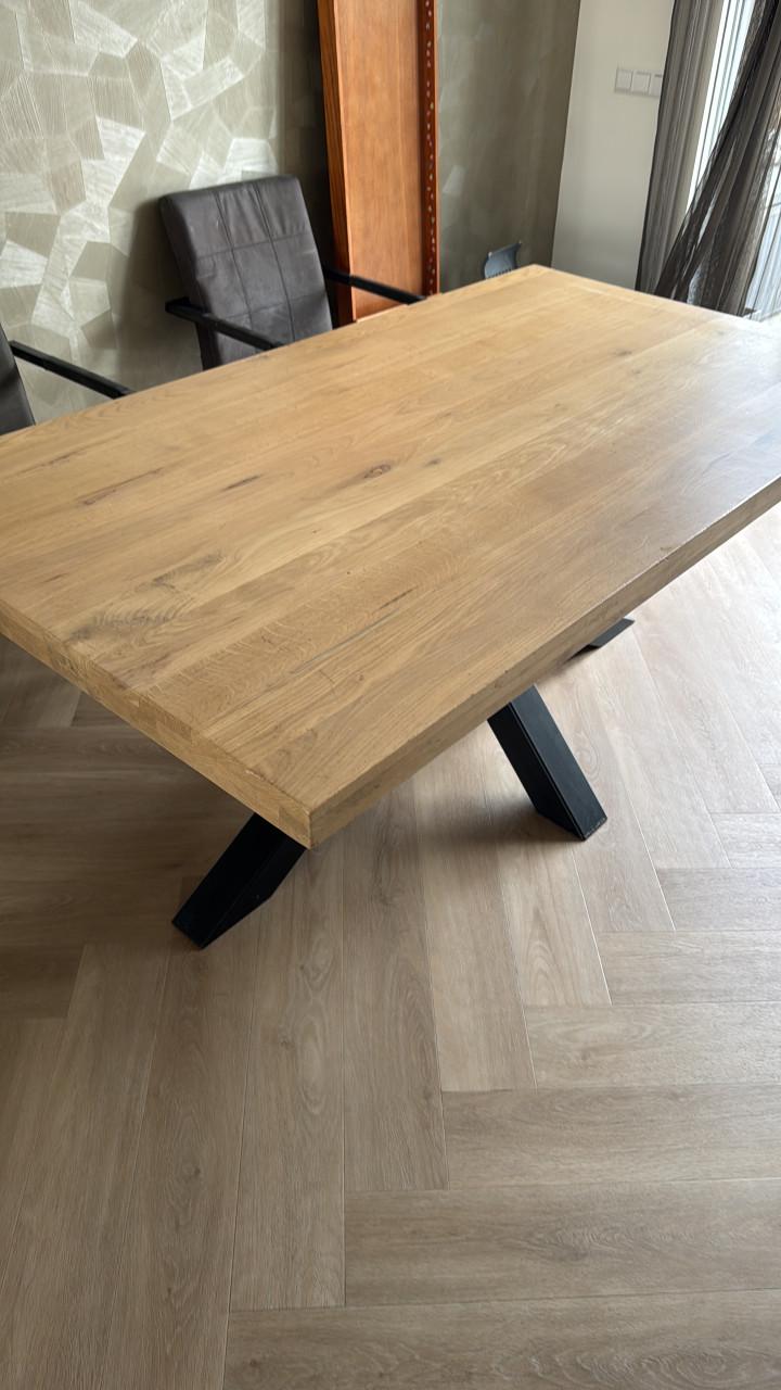 Robuuste eiken eettafel met metalen spinpoot