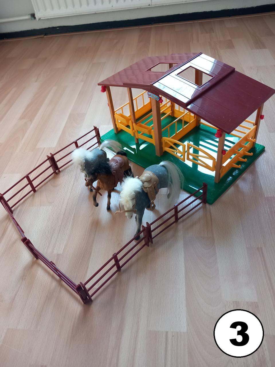 Speelgoed paarden met paardenstal