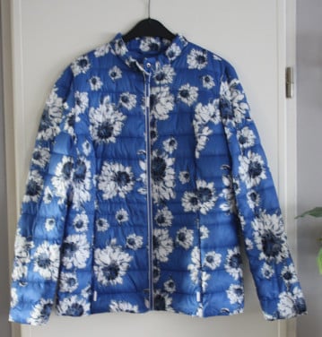 Blauw gebloemde tussen jas maat 40
