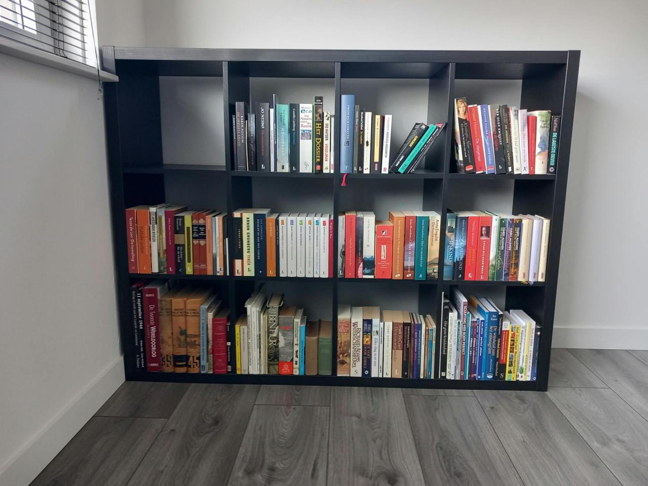 Inboedel ,tv kast,ethanol haard,eettafel,hangkast,poefjes.boekenkasten enz!