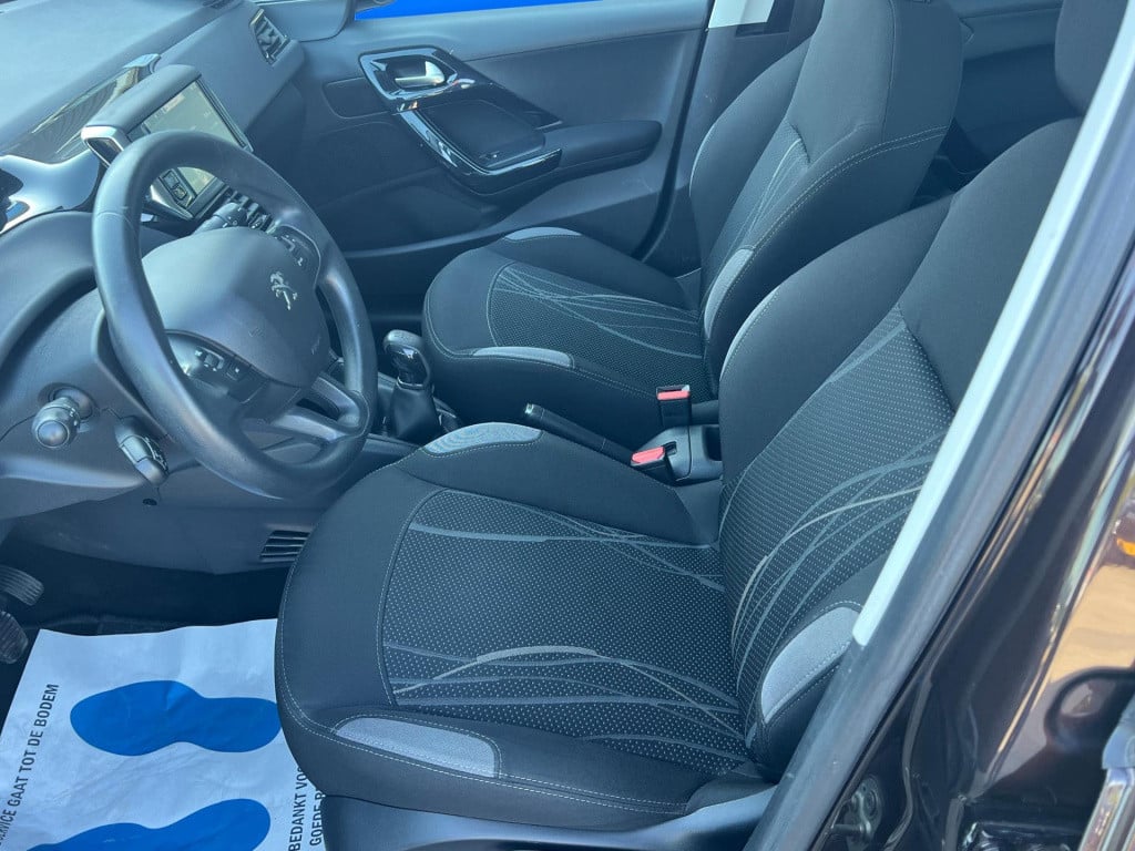 Peugeot 208 1.2 vti envy, navi, trekhaak enz...