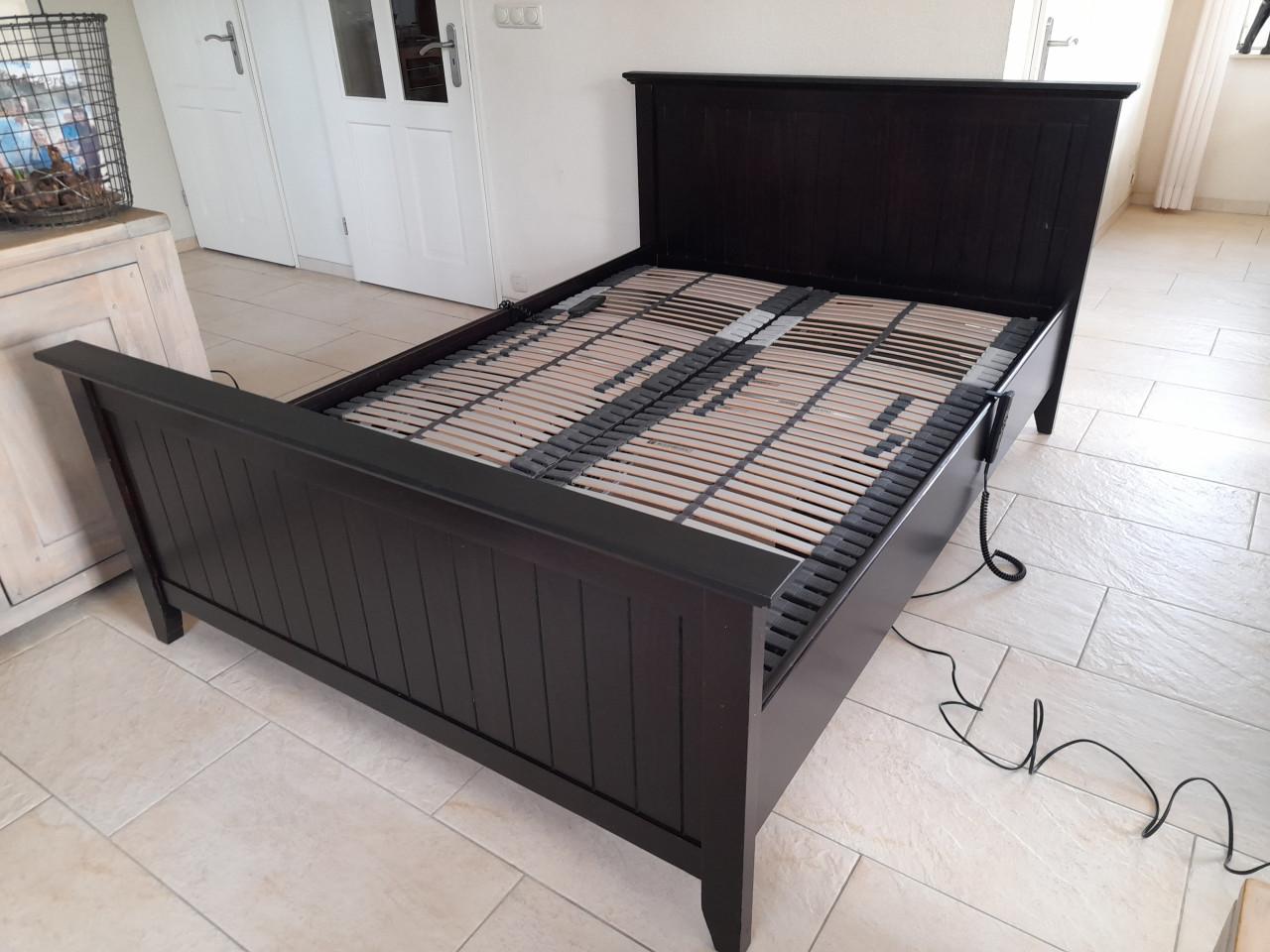 140 x 200 Bed met bossflex elektrisch verstelbare lattenbodems ( i.g.st. )