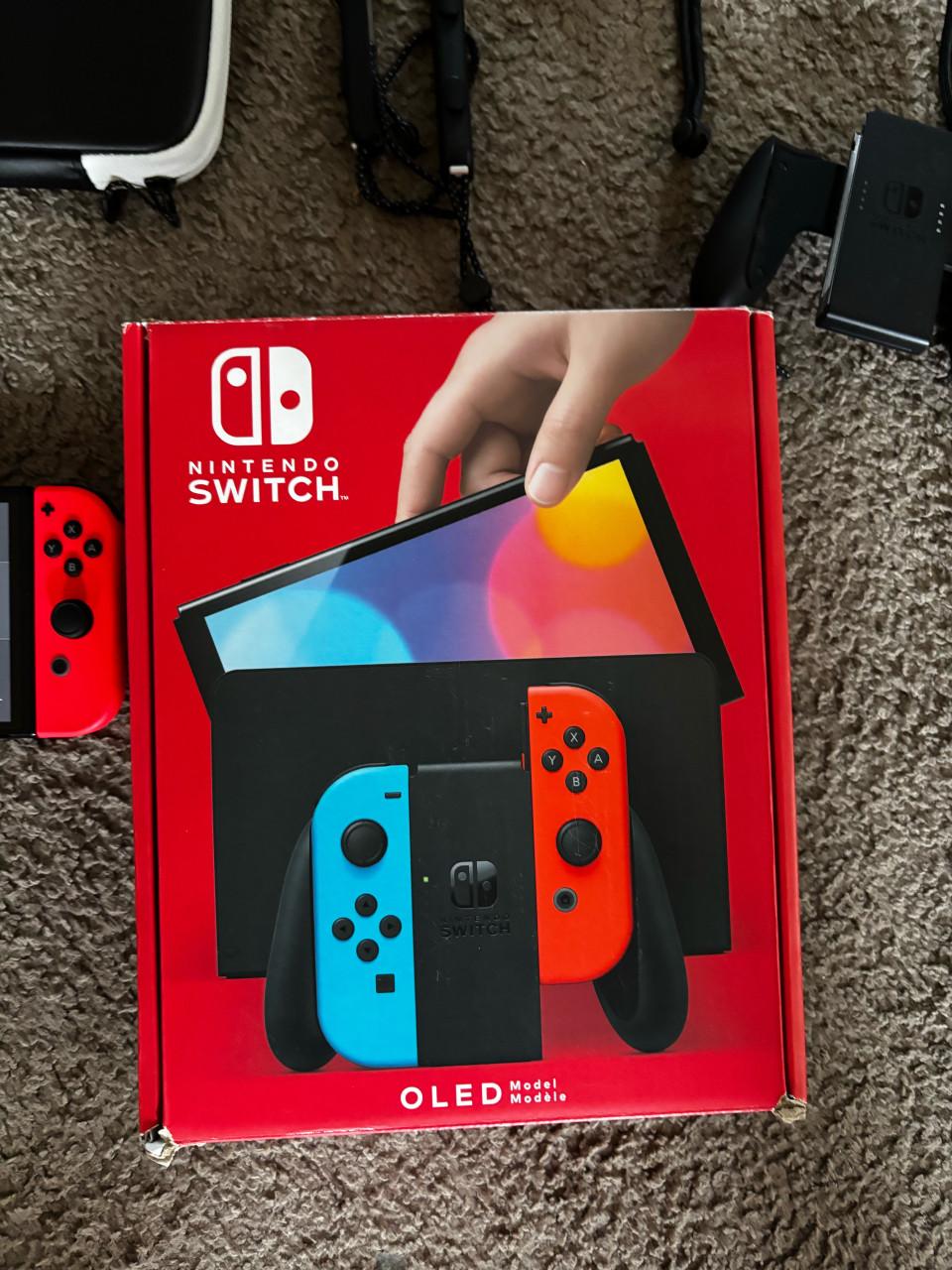 Nintendo Switch OLED met 2 games en veel accessoires