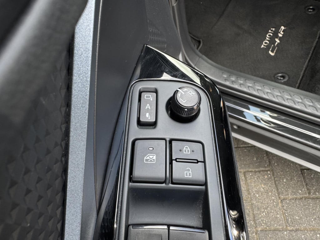 Toyota C-hr 1.8 hybrid dynamic | trekhaak afneembaar | navigatie | camera |