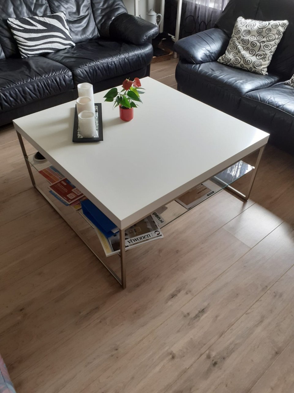 Zwart leren bankstel en salontafel wit
