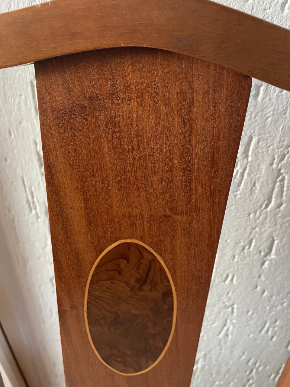 2 antieke stoelen met hout inleg in rugleuning