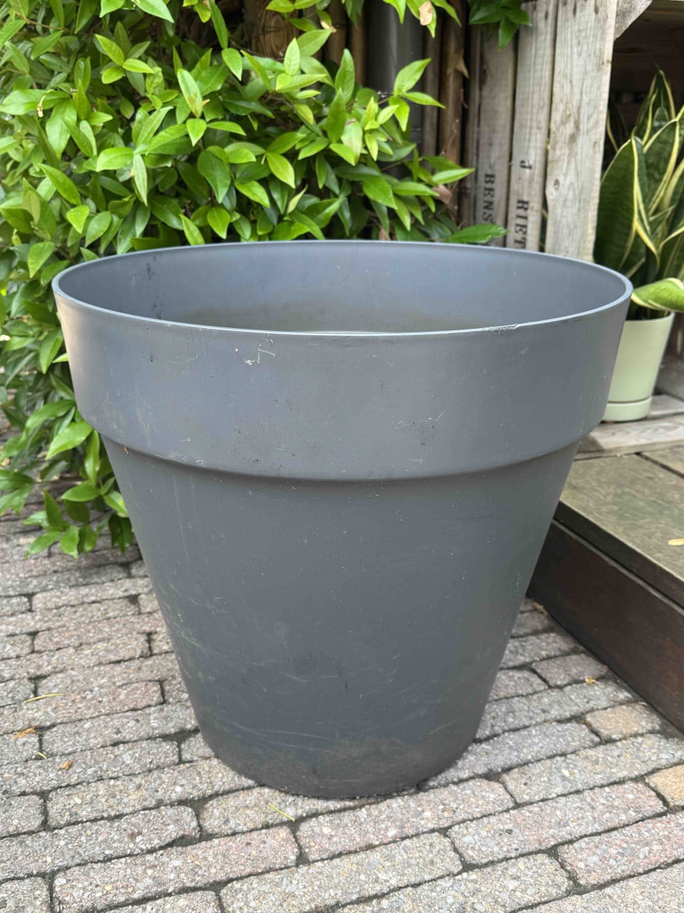 Bloempot, Elho, rond, wielen, antraciet, 49 cm doorsnede x 45 cm hoog.