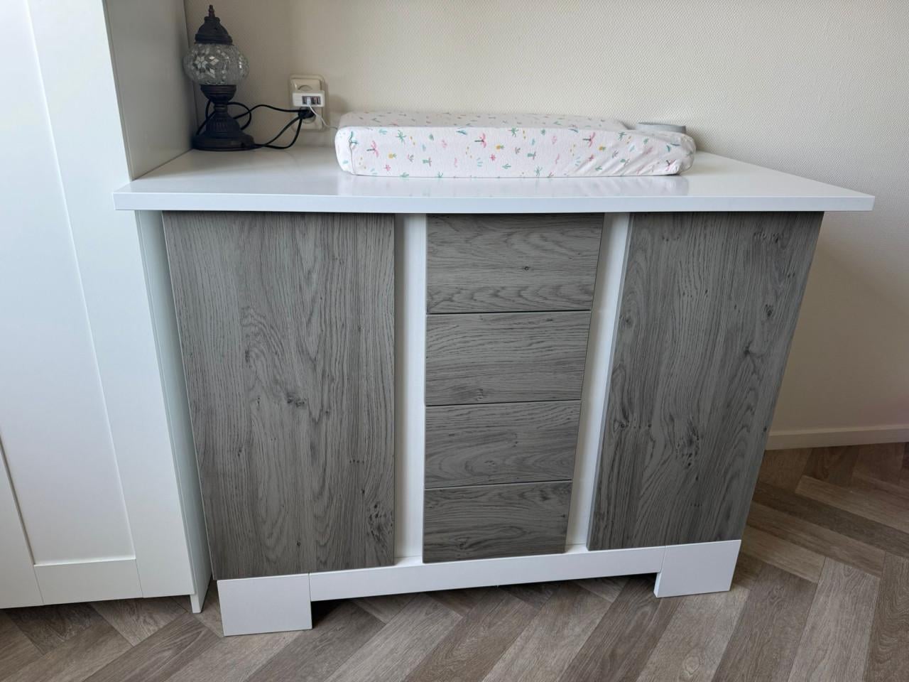 Babybed plus commode plus sierplankje