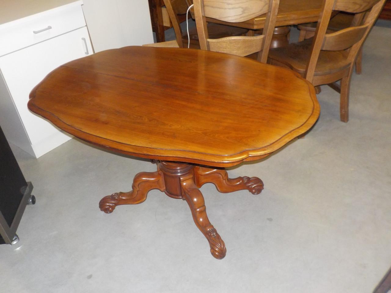 Jaren '50 eettafel in zeer goede staat met mooi onderstel 127 x 88 cm