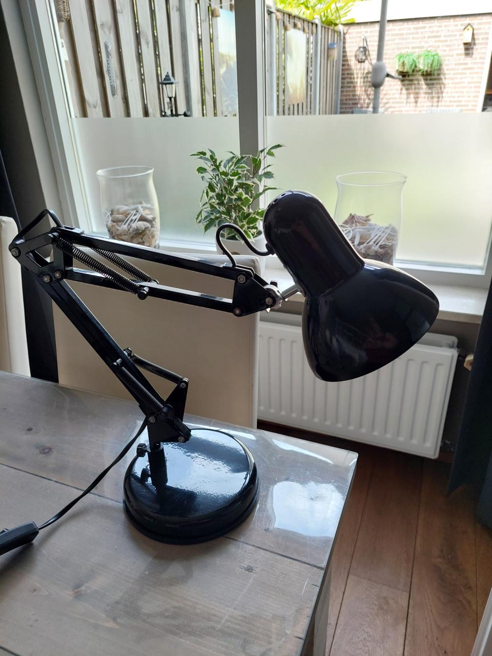 Zwarte bureaulamp in zeer goede staat