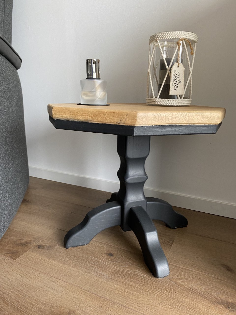 Bijzettafel eiken 8 hoekig 44cm hg 50 cm br met zwart onderstel