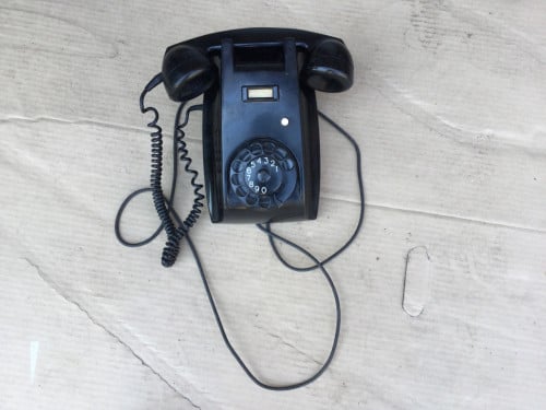 Oude bakelieten muurtelefoon