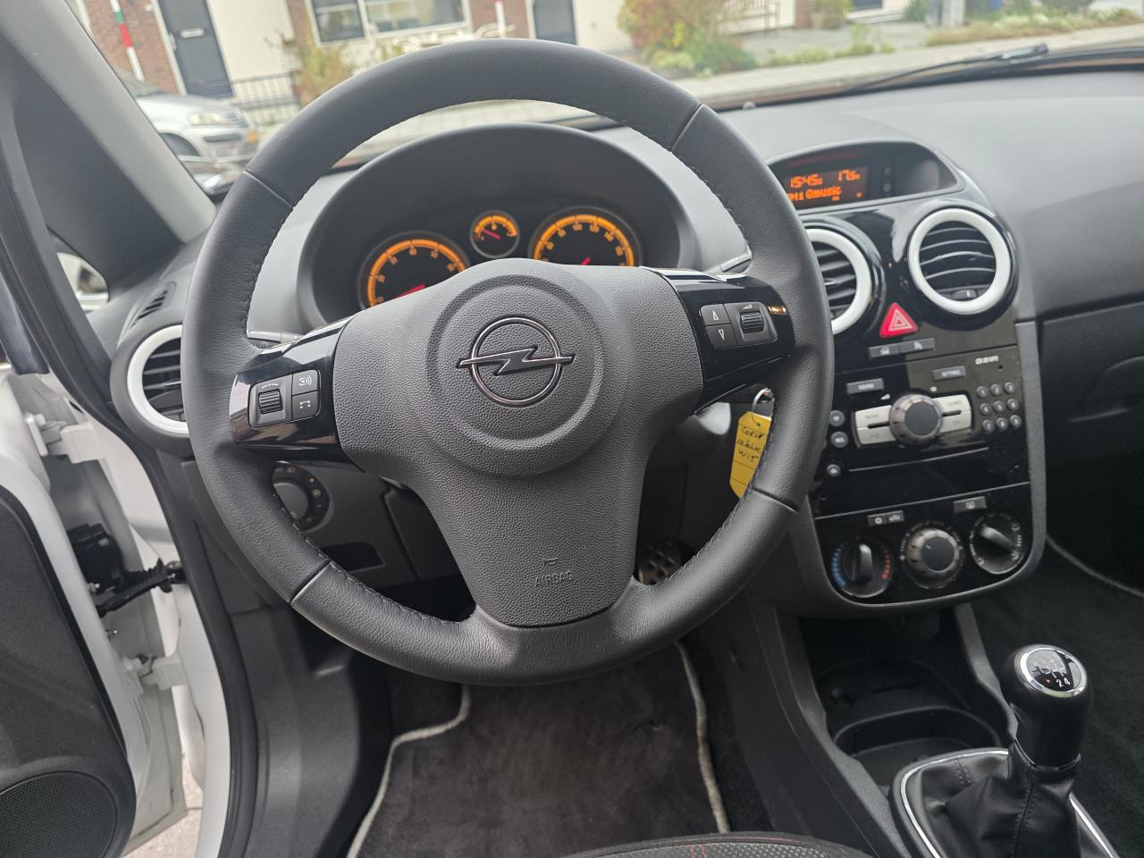 Tekoop zeer mooie Opel Corsa 1.4 16V Black and White