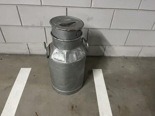 2 Melkbussen, metaal