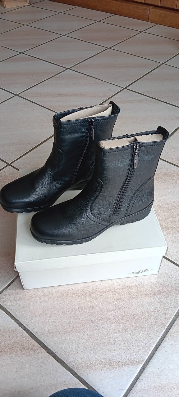 NIEUWE GEVOERDE WINTERLAARZEN (lekker warm)
