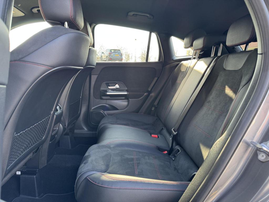 Mercedes-Benz Gla-klasse 180 amg line nl-auto, trekhaak afneembaar np. €60.