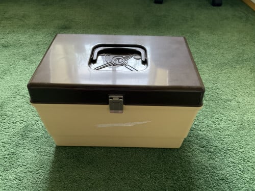 Naaibox met toebehoren