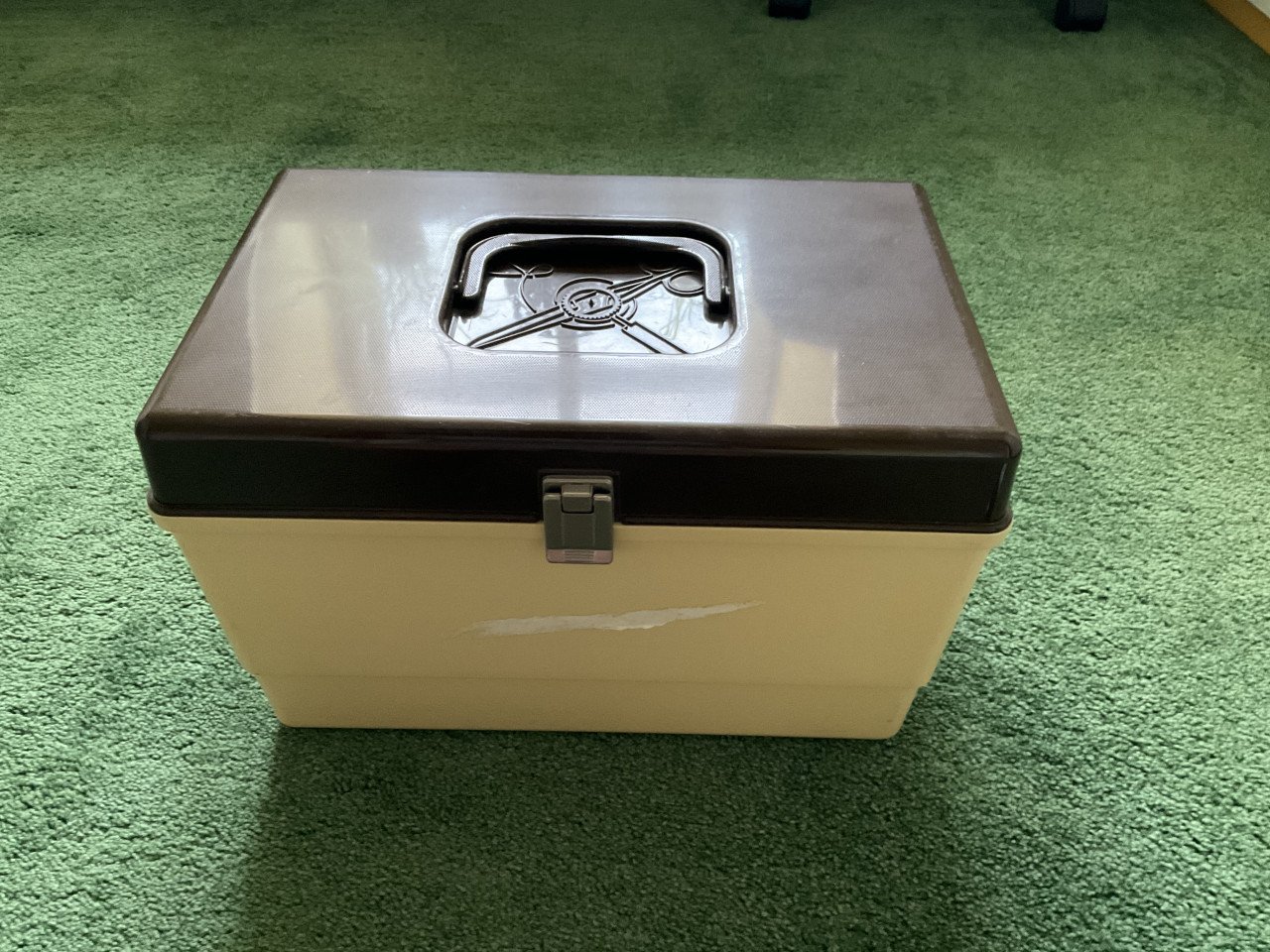 Naaibox met toebehoren