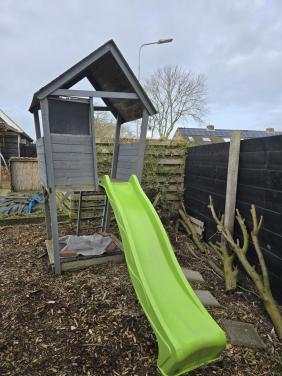 Leuk speelhuisje met glijbaan en zandbak