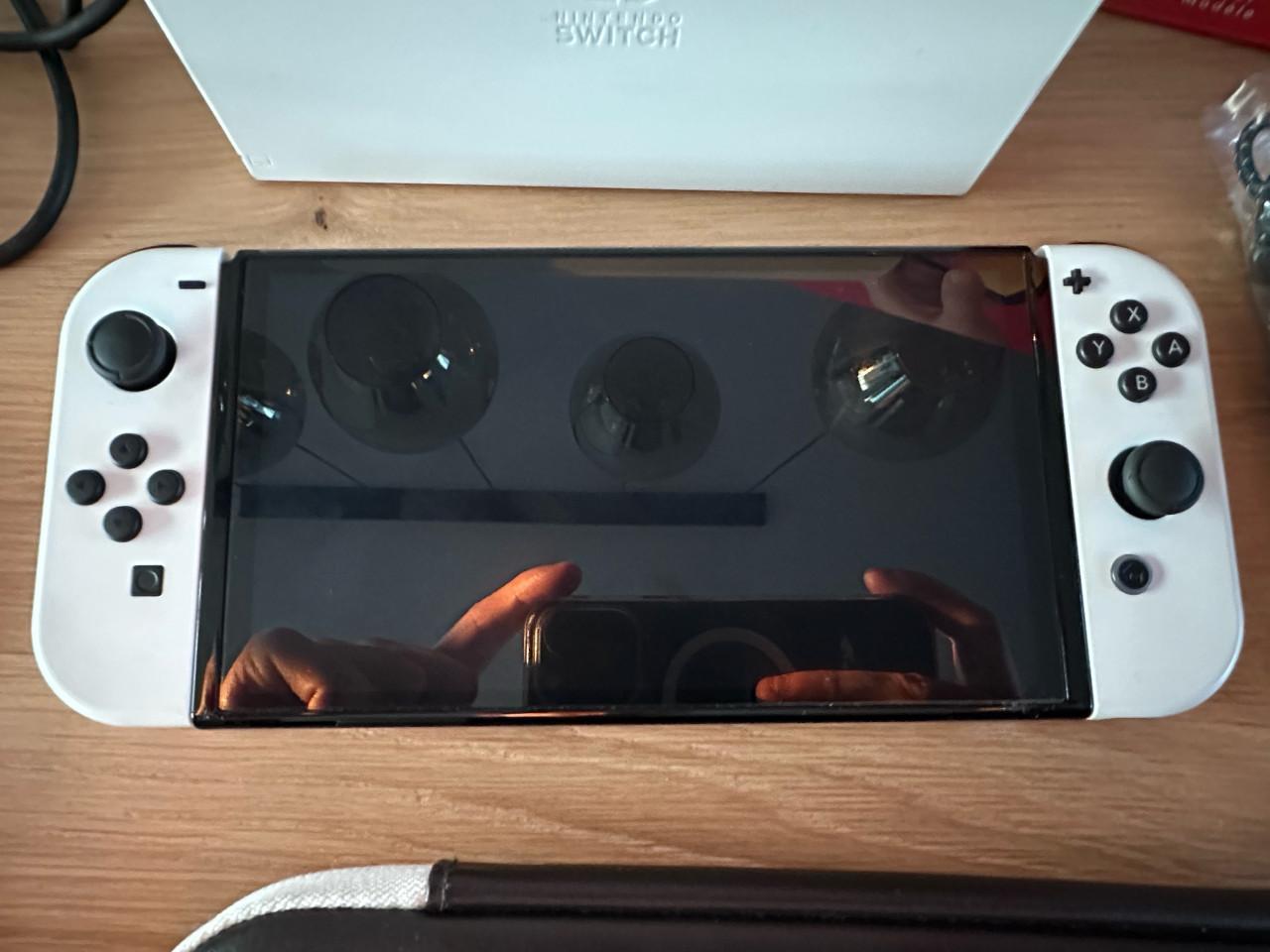Nintendo switch oled incl. opberghoes en reiskoffer