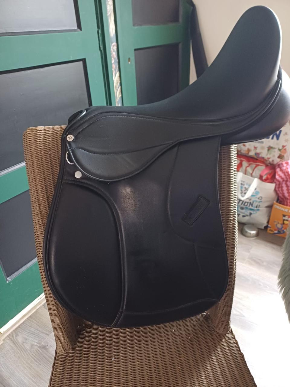 Veelzijdigheidszadel norton 17 inch