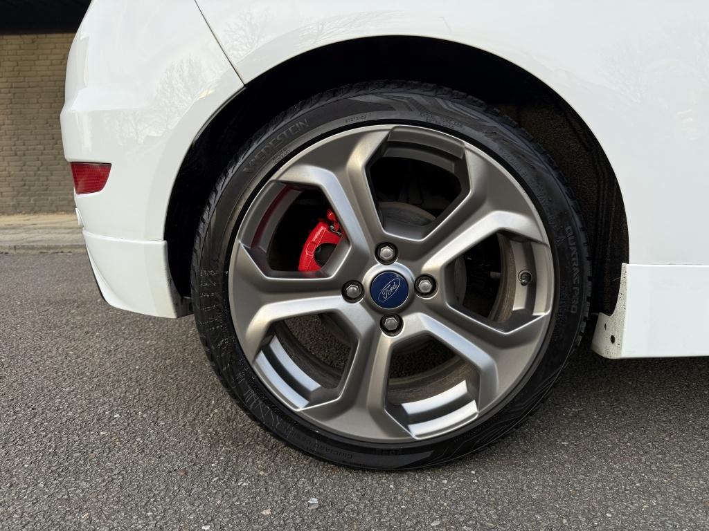 Ford Fiesta 1.6 st // nieuwe motor + koppeling, distributie en grote beurt 