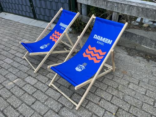 Strandstoel met reclame van Opel en Damen