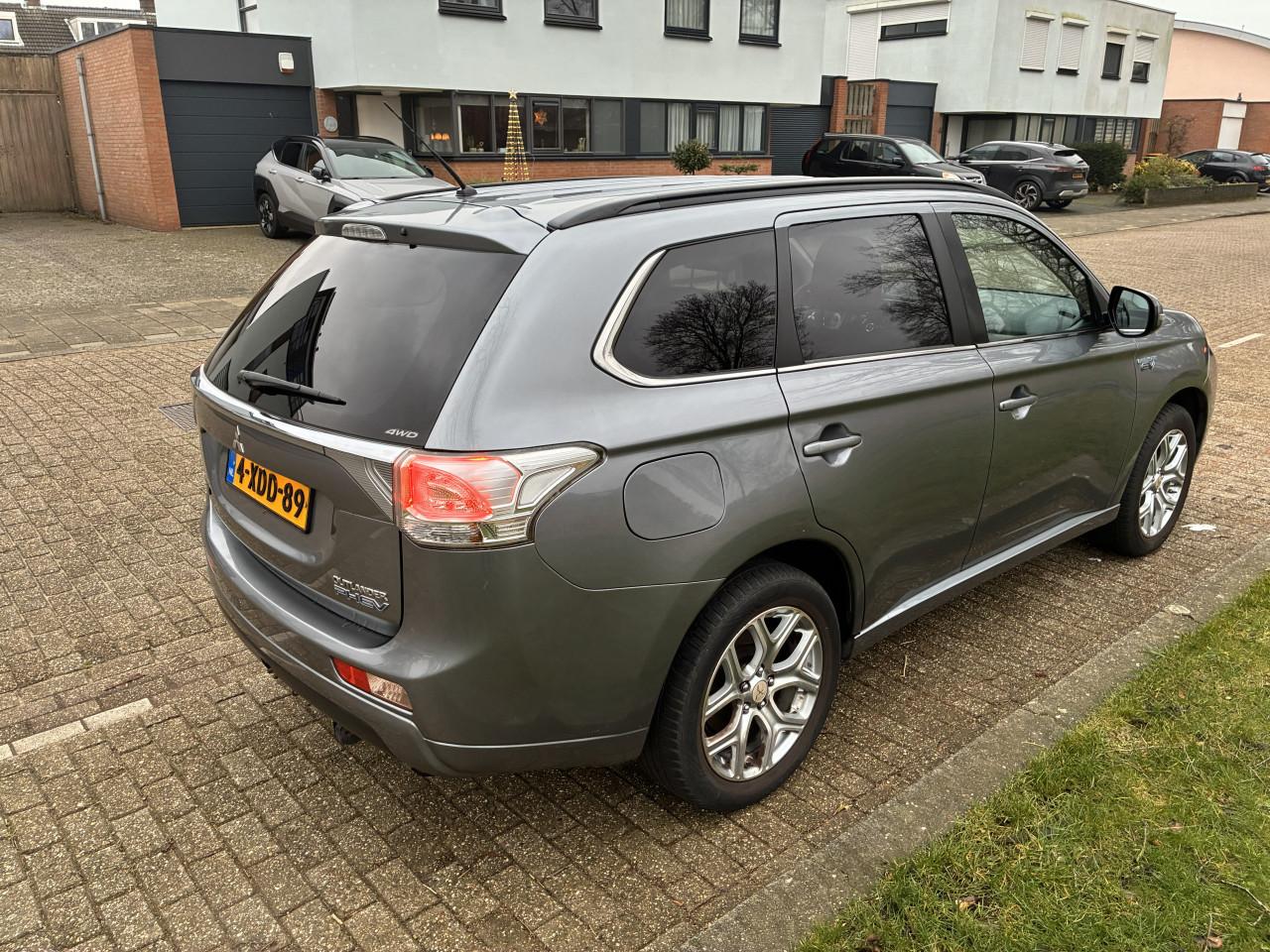 Mitsubishi Outlander PHEV 2014