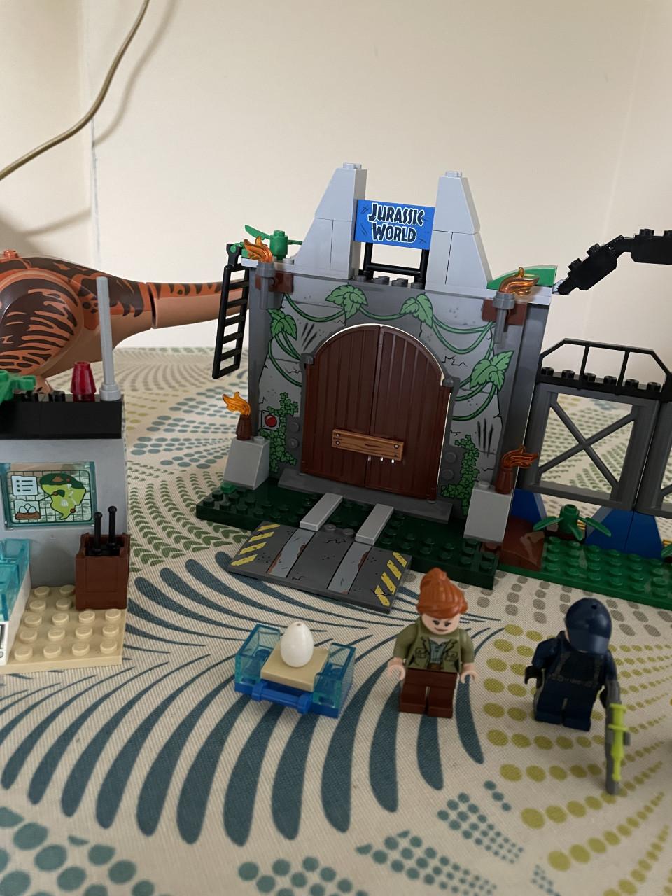 Lego Juniors: T rex uitbraak 10758