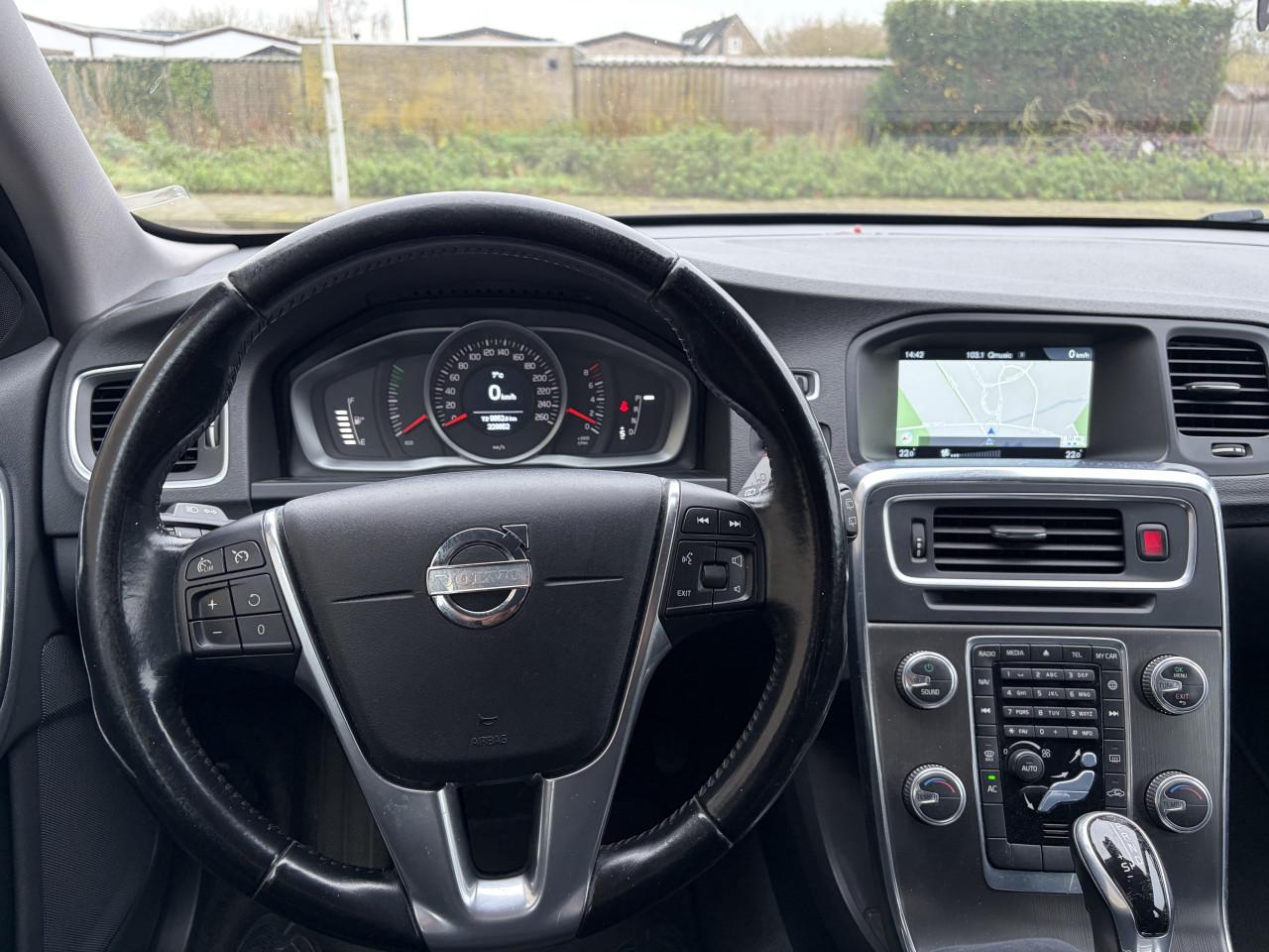 Volvo V60 1.6 T3 Momentum AUTOMAAT / PDC / CT / NAVI / AIRCO/ORG NL 2014