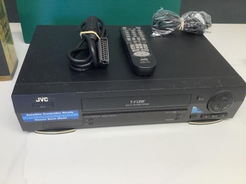 Videorecorder JVC + veel Walt Disney films en Star Wars trilogie VHS banden