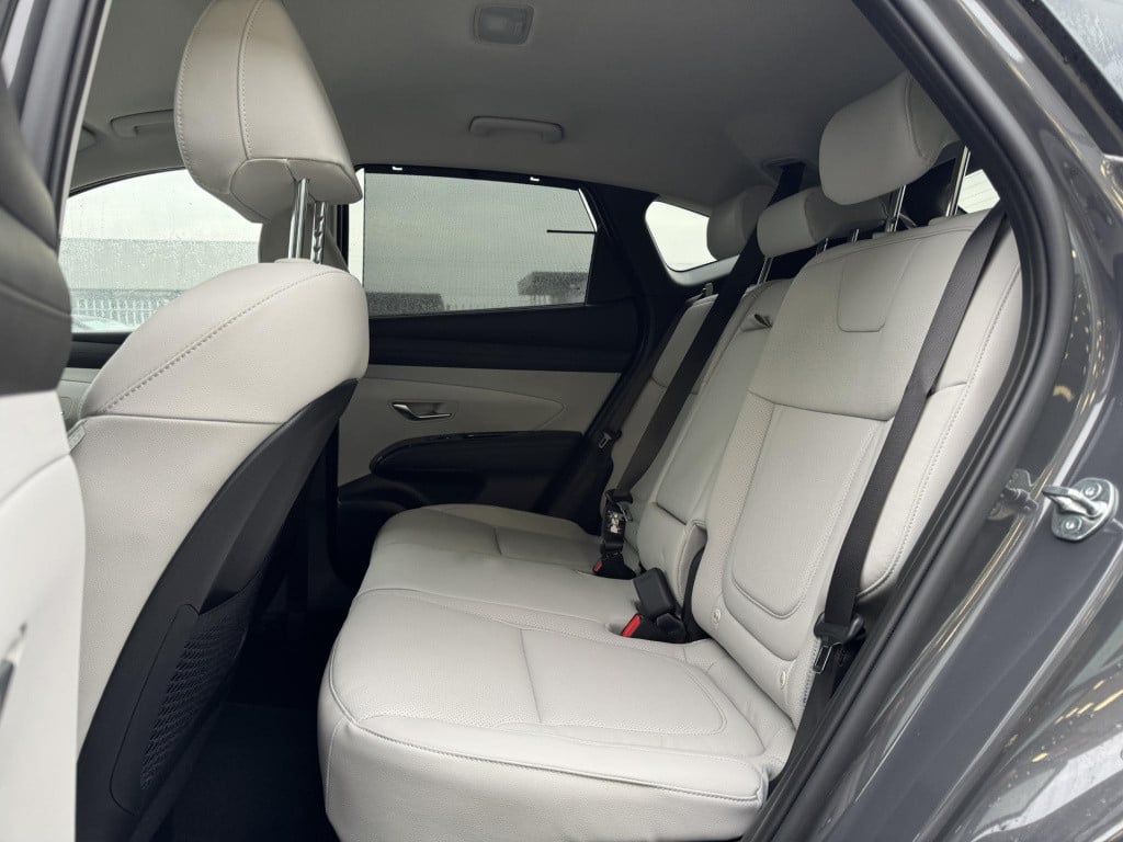 Hyundai Tucson Hybrid 1.6 t-gdi hev premium light grey interior