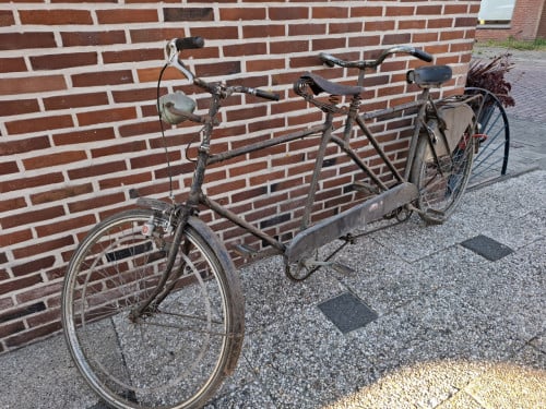 Een gekke oude tandem voor decoratie