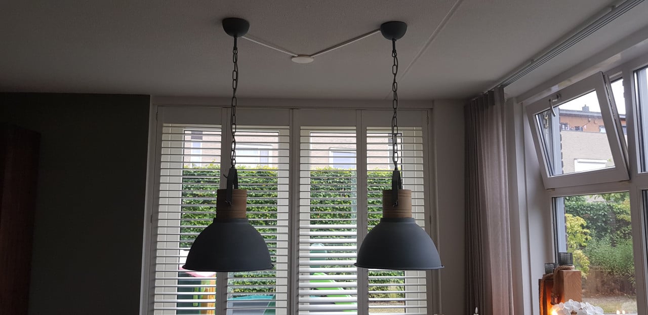 Inboedel: boekenkasten, eettafel, fauteuils, hanglampen, vloerlamp
