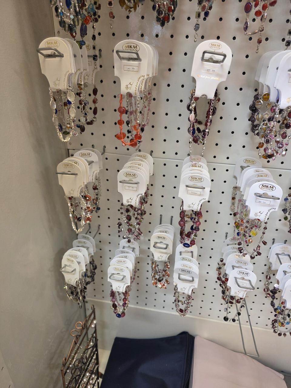 Partij  armbanden en  ketting