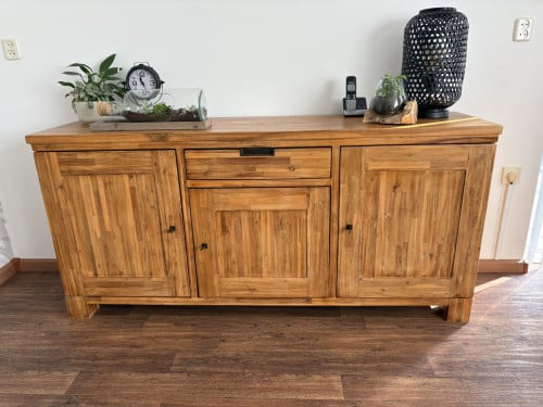 Dressoir, kleine kast, eettafel en salontafel