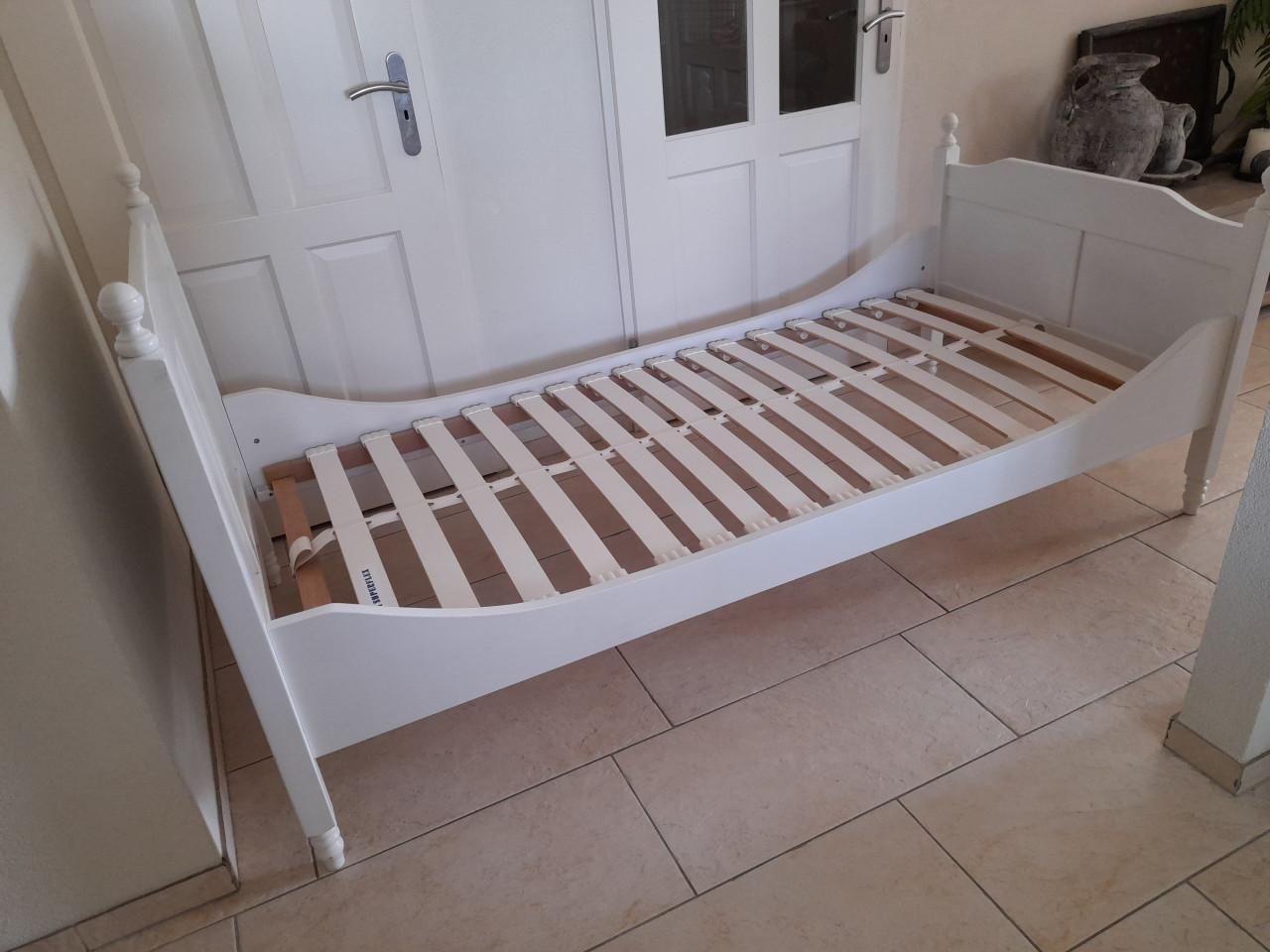 1 Persoons massief houten bed  90 x 200 (in goede  staat)