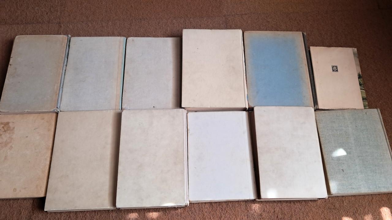 Boekenset 1: oude jeugdboeken met mooie voorkanten.