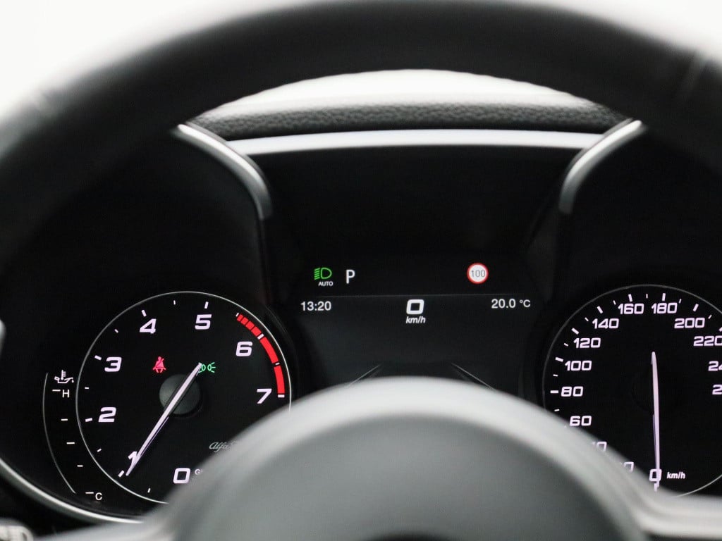 Alfa Romeo Giulia 2.0t sprint | lmv | automaat | parkeer sensoren | camera 