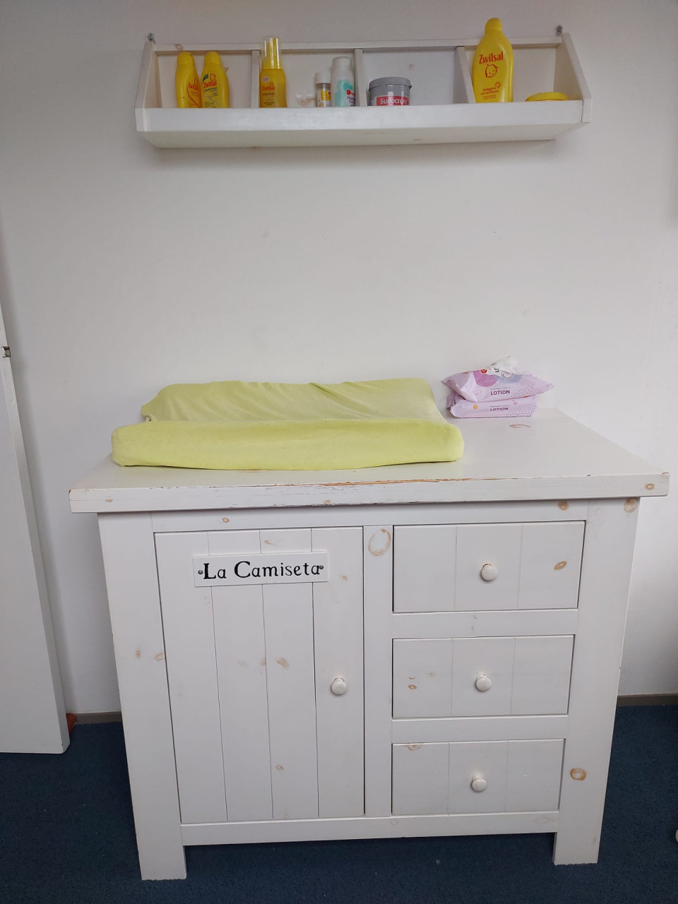 Mooie whitewash babykamer Amigo's Amiga's €75,-