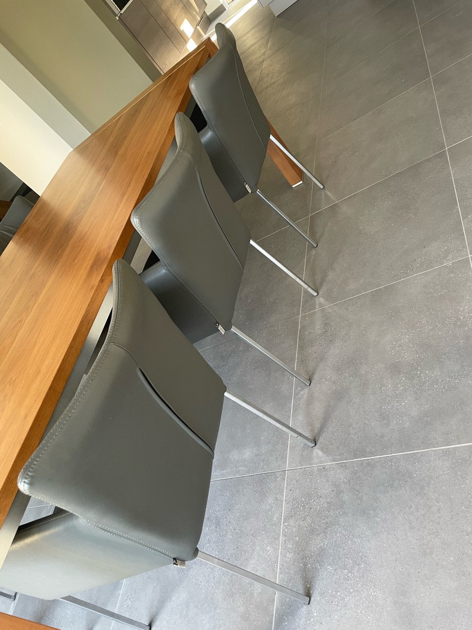 Eetkamertafel Oasis notenlak met 6 leren stoelen Topform