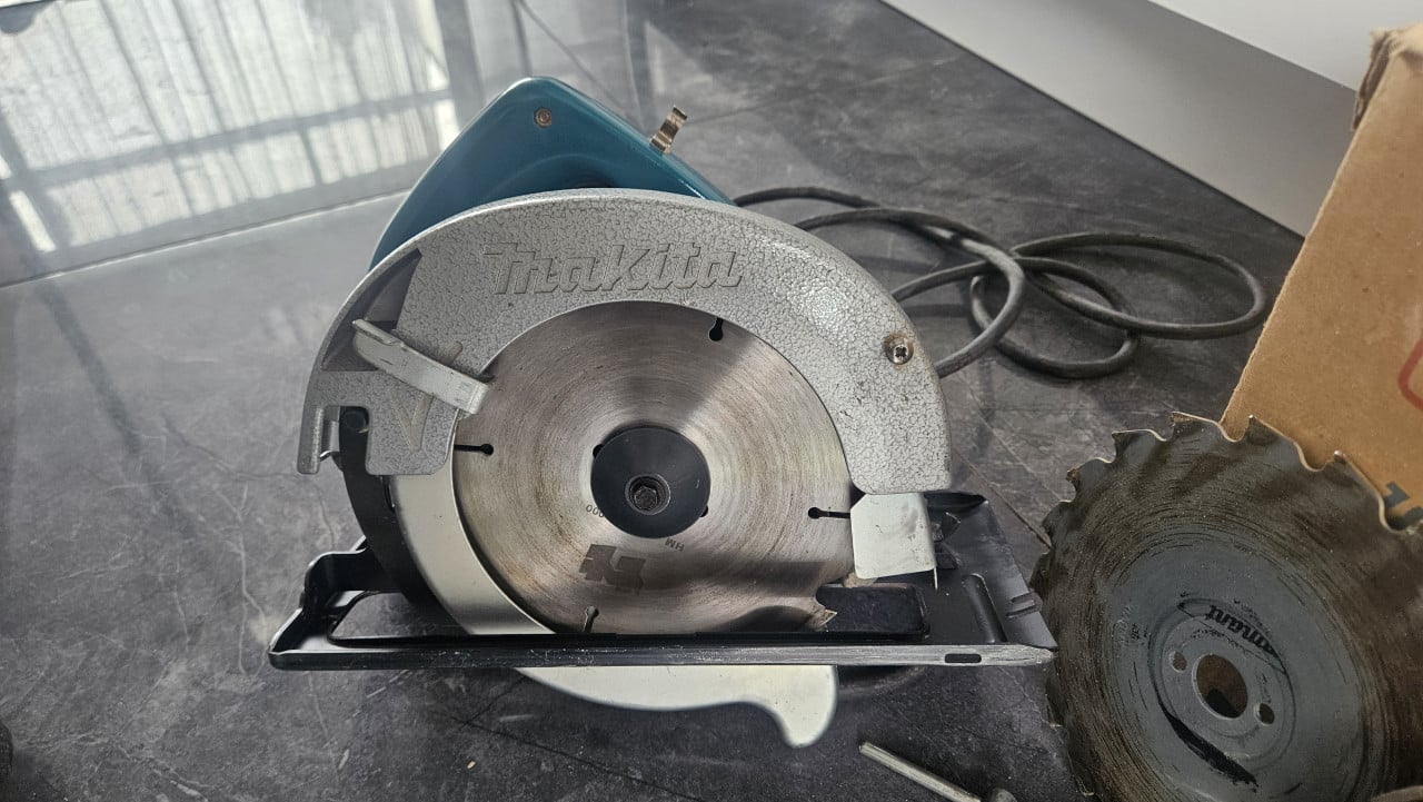Makita Cirkelzaag SR1800 – 1200W met zaagbladen en originele doos