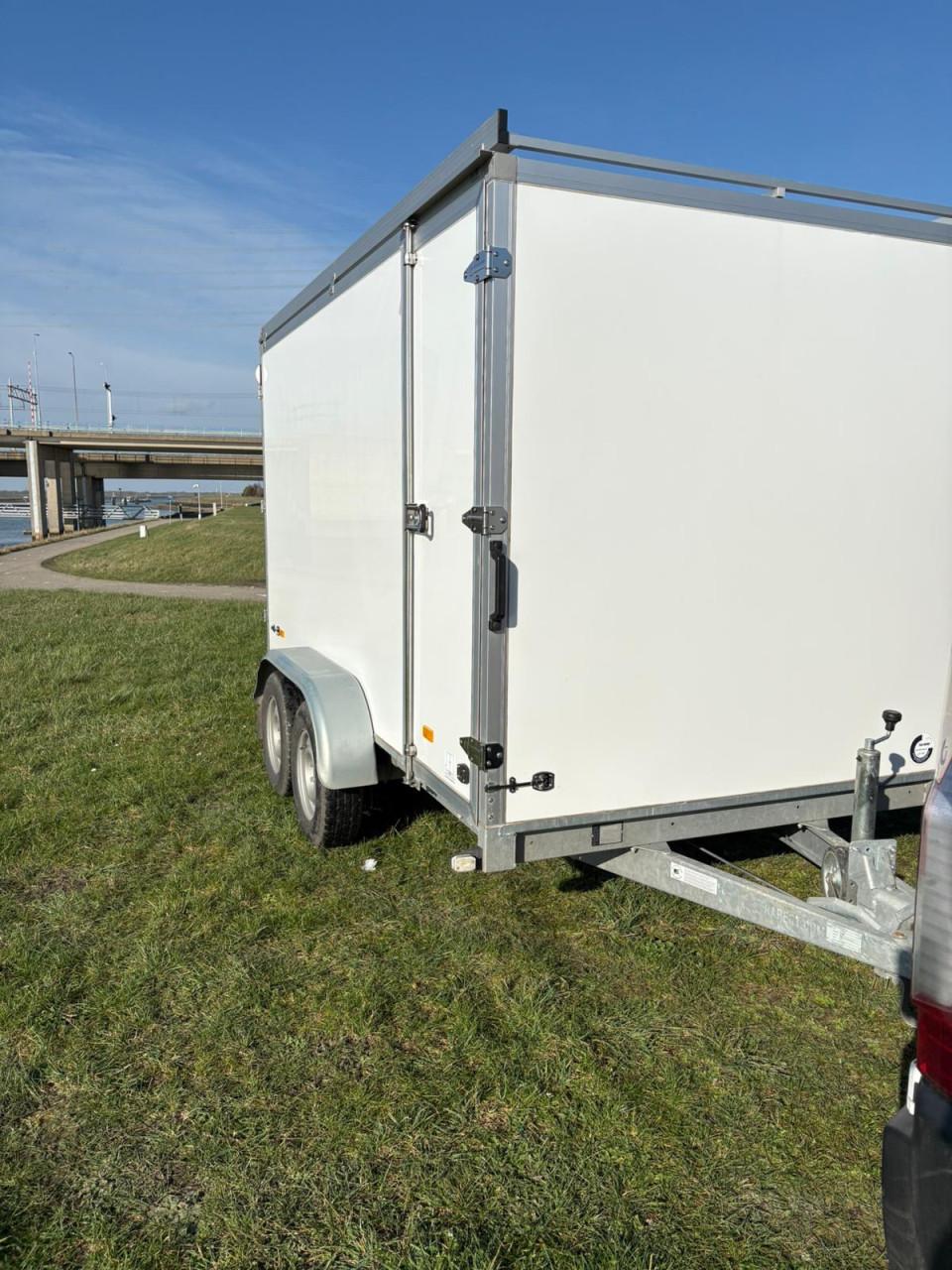 Zo goed als nieuwe dichte aanhanger – Hapert Sapphire geremd